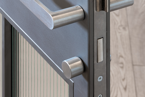 Locking door handle uai