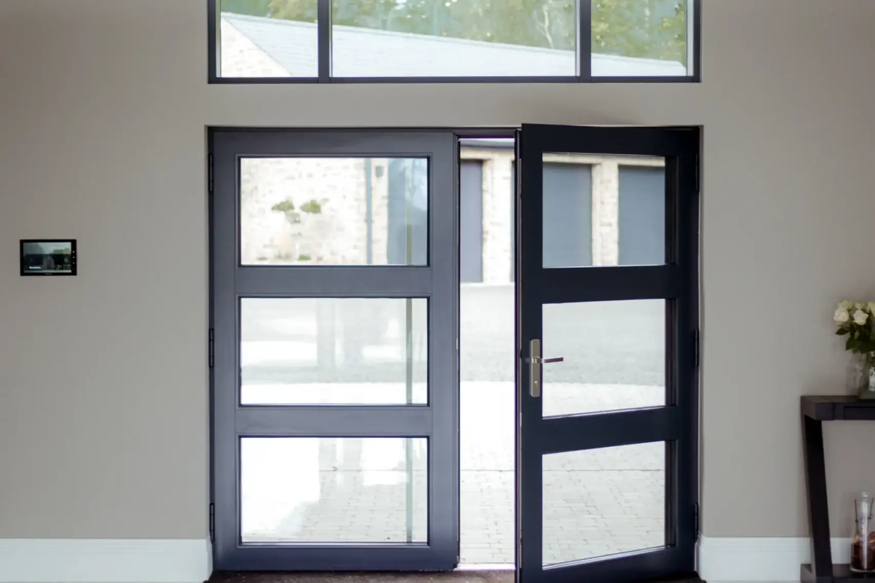 S 500 double doors open scaled uai
