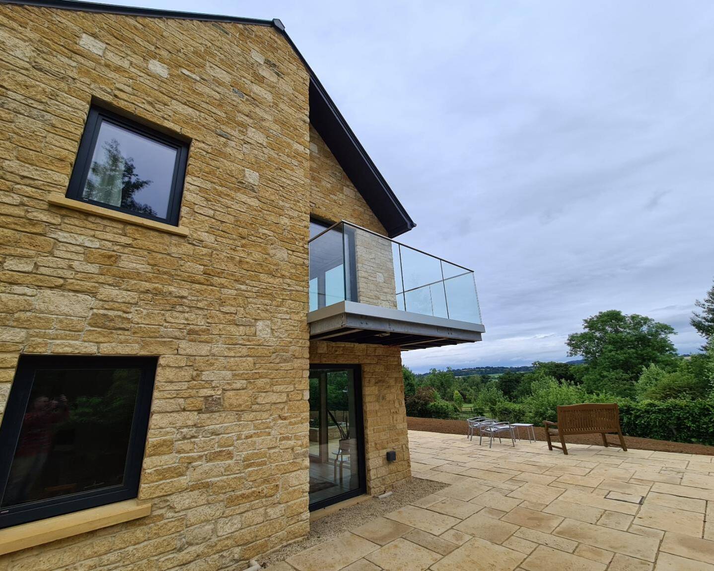 Balcony glass balustrade